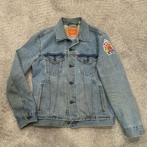 Levi’s Denim Jacket with Canadian Crest Patch – Light Blue (Men’s S)